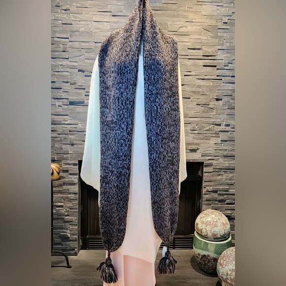 Diane Von Furstenberg Scarf and Gloves - Picture 3 of 12